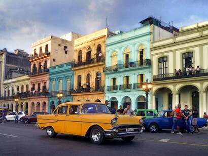 Coche antiguo frente al Capitolio de La Habana, Cuba