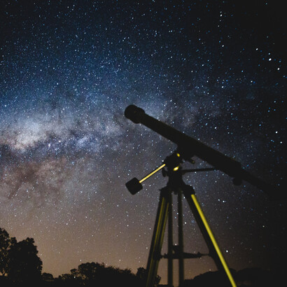 Telescópio apontado para uma constelação de estrelas