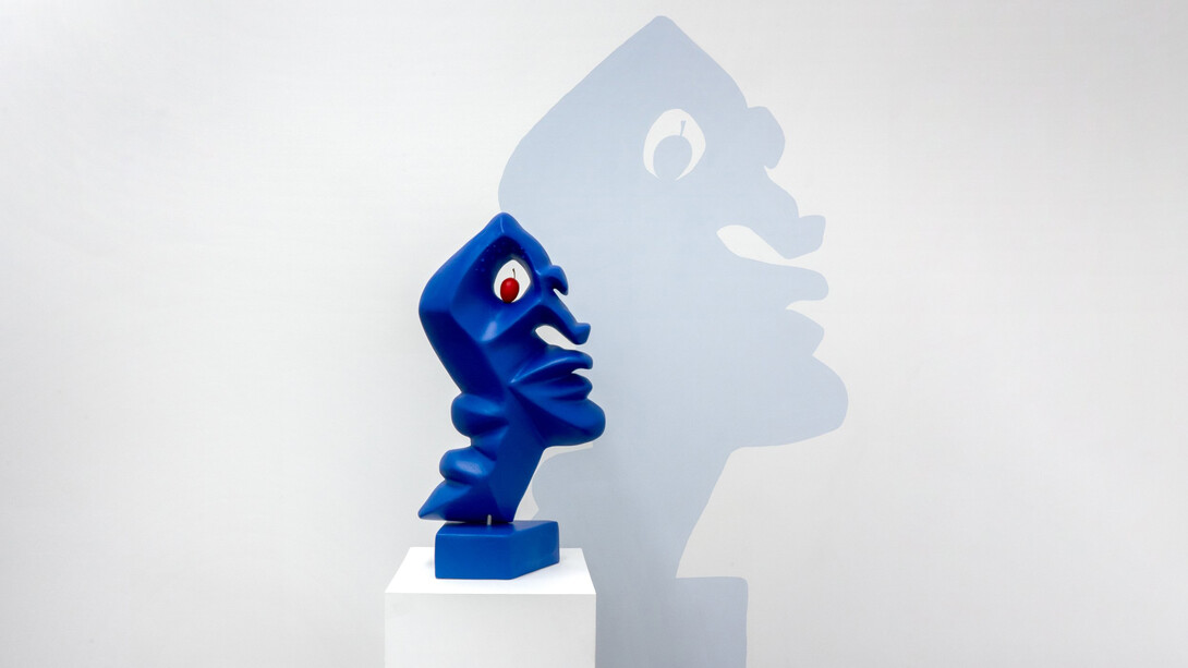Cathrin Hoffmann, Blue Skull With At Least A Cherry, 2020, Acrylic on hard coated fiber reinforced foam, apple stalk, iron bar, 68 x 53 x 29 cm – Courtesy of the artist and Public Gallery