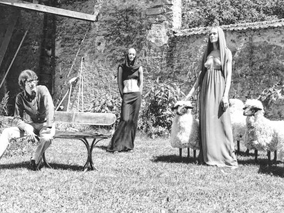 Yves Saint Laurent con le opere di Claude Lalanne