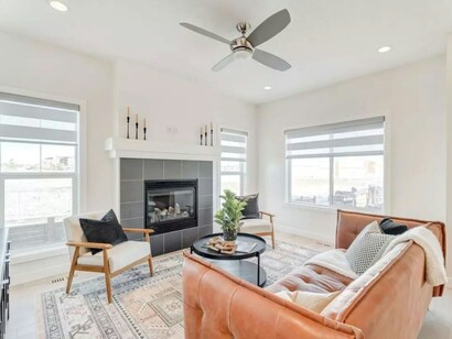 Nascosto tra due mobili, questo rifugio domestico si sottrae allo sguardo immediato e invita a un gesto di avvicinamento lento e rispettoso