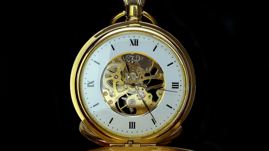 In menschlichen Gesellschaften ist Zeit nicht nur ein physikalisches oder biologisches Phänomen, sondern auch ein soziales Konstrukt, das von Sprache, Kultur und Technologie geprägt wird