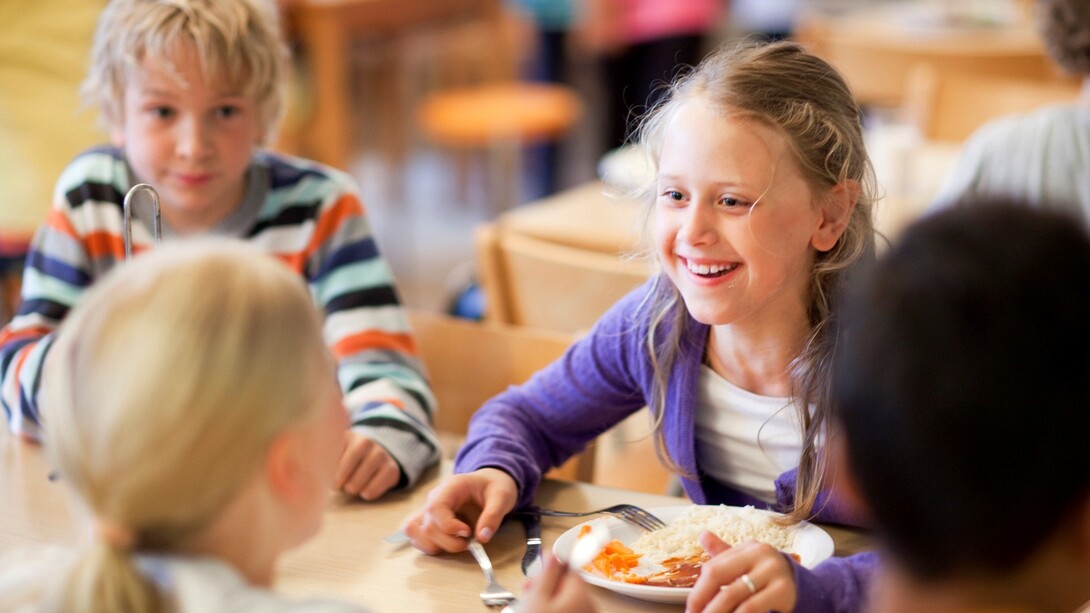 Estudiantes suecos en el comedor escolar