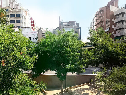 La plaza Lesseps cuenta con parterres de césped y está protegida del sol de verano por bellas sombras (ombúes), acacias, melias, ginkgo biloba, plátanos y otros ejemplares de árboles. Su belleza se encuentra en los elementos arquitectónico-escultóricos que la pueblan, en el uso que la ciudadanía hace de ella. Barcelona, España