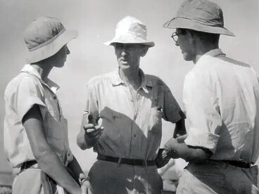 William Beebe, al centro, dando instrucciones a sus ayudantes, 1929, en la Batisfera