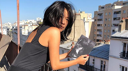 Jeune femme souriante. Elle lui sourit, le cœur du jeune homme chavire, une source de chaleur parcourt son corps, il y avait si longtemps que personne ne lui souriait © Kim Chi Pho