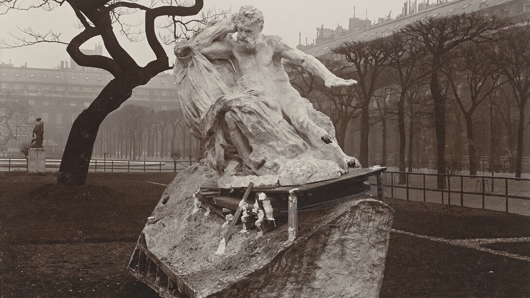 F. Bianchi (actif dans les années 1900), Essai d’installation du Monument à Victor Hugo dans les jardins du Palais-Royal
Mars 1909, épreuve aristotype au collodion mat, H. 17,70 L. 23,50 cm Ph. 1207