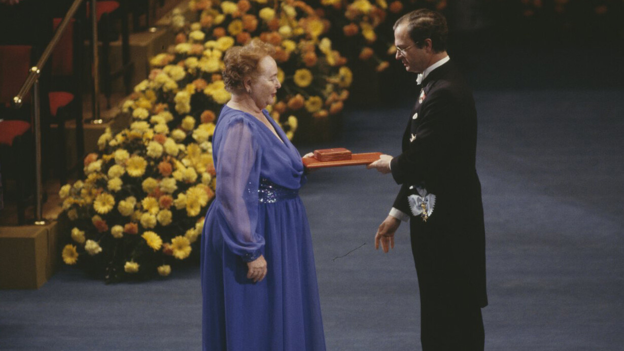 Gertrude B. Elion recibe el Premio Nobel de Medicina de manos de Carlos XVI Gustavo, rey de Suecia, en 1988
