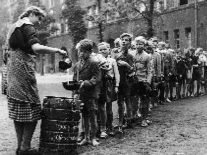 Distribuzione di cibo ai bambini