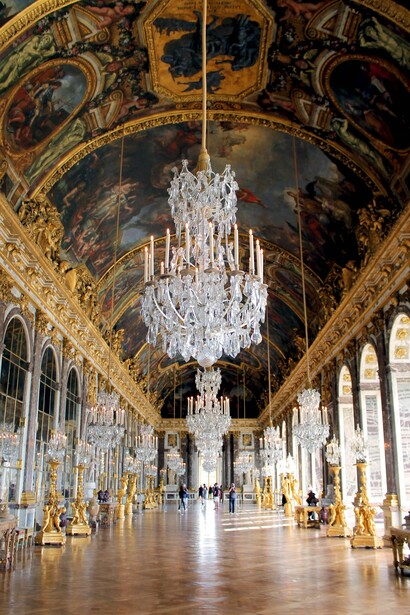 Esculturas em ouro se integram aos lustres no interior do Palácio de Versalles, na França