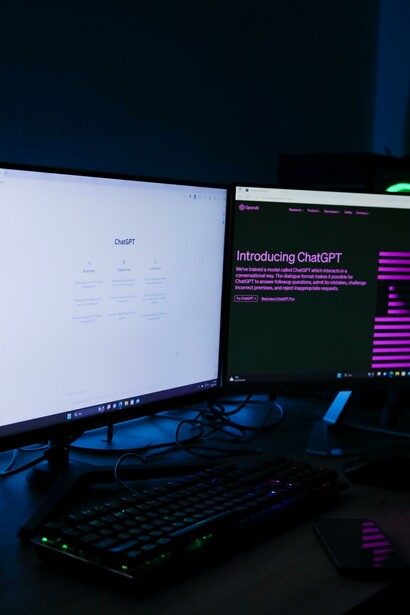 ChatGPT, modello di intelligenza artificiale sviluppato da OpenAI che risponde alle domande degli utenti in modo conversazionale, basandosi su una vasta conoscenza di testi e informazioni