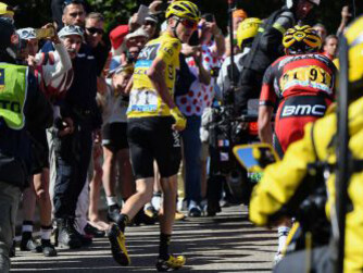 Froome di corsa in attesa dell'ammiraglia