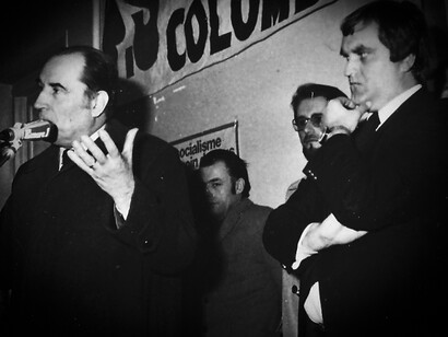 Jean-Claude Fissoun avec François Mitterrand en 1976 lors d’un discours politique devant un public engagé
