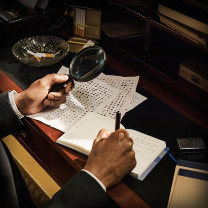 Homem analisando vestígios escritos de uma possível evidência
