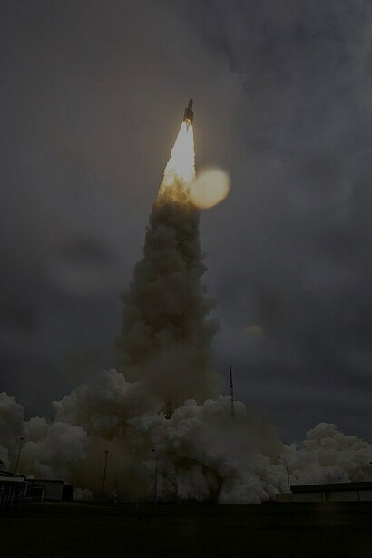 Vista do Telescópio Espacial James Webb em seu lançamento, no Centro Espacial da Guiana Francesa