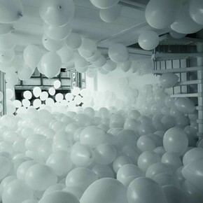 Martin Creed, Work No. 200, Half the air in a given space, 1998, White balloons, Multiple parts, each balloon 12 in / 30.5 cm diameter
Overall dimensions variable , Installation at Galerie Analix B & L Polla, Geneva, Switzerland, 1998 (Detail), Courtesy Il Giardino dei Lauri, © the artist