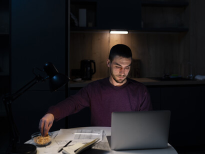 La maison devient bureau quand la lumière naturelle s'efface