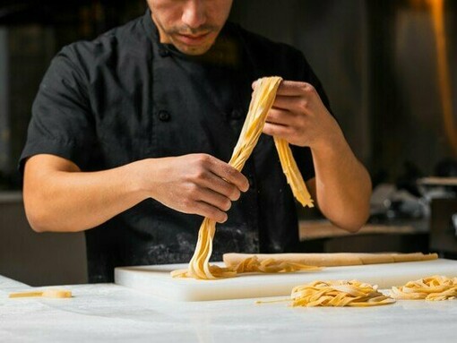 Cozinheiro prepara massa. Nosso trabalho é basicamente dividido em três etapas: mise en places, serviço e troca de turno ou fecho