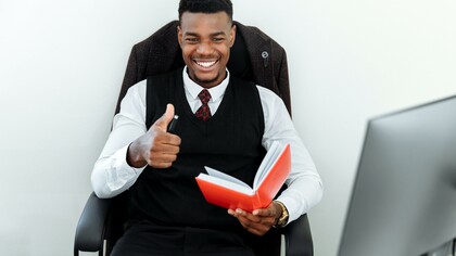 Será coerente denunciar as tendências da economia e das finanças na era da mundialização e aceitar, resignadamente, o uso de uma única língua da economia e das finanças?