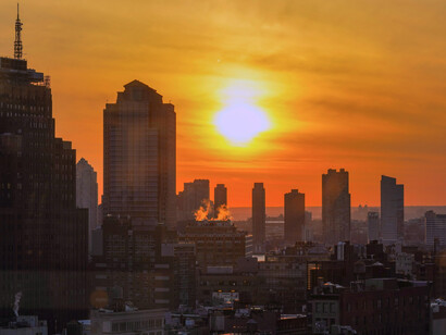 Ciudad capital durante un atardecer. La población mundial sigue en crecimiento