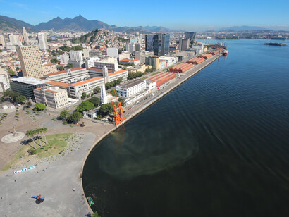 Os legados ambientais que ficaram para trás estão relacionados com os dois maiores passivos ambientais do Rio de Janeiro e da região metropolitana: respectivamente o sistema de lagoas da baixada de Jacarepaguá e a baía de Guanabara

