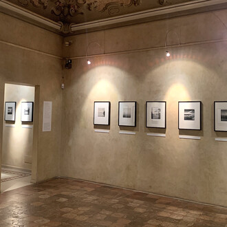 Michael Kenna, Il fiume Po, vista dell’esposizione. Cortesia di Palazzo Pigorini