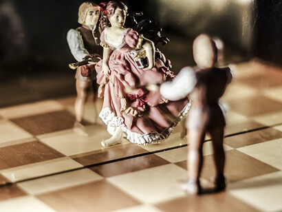 Il paziente rappresenta su di una scacchiera, i suoi sogni, vissuti e rapporti attraverso l’utilizzo di pupazzetti e action figures presenti nello studio