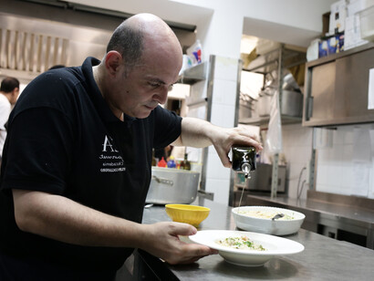 Filippo Cogliandro prepara un suo piatto. Ph. Stefano Mileto