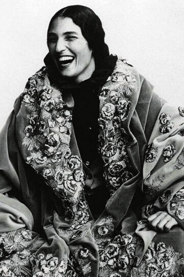 Model Benedetta Barzini, foto di Paolo Roversi, cappa di Romeo Gigli 