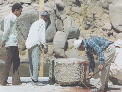 Maestranze ad Algikia nel 1977. È la posa della prima pietra del santuario di Iside di File da rimontare. Il blocco è macchiato dal sangue di un agnello, sacrificato secondo la tradizione dell’Islam
