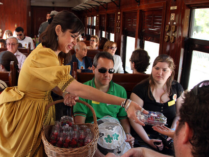 Repartiendo fresas en el Tren de la Fresa