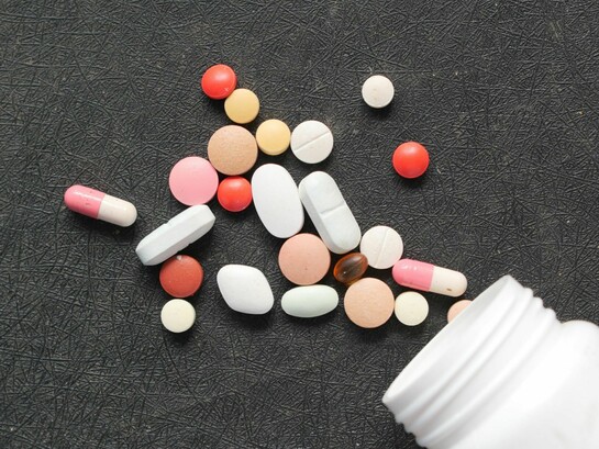 El primer medicamento descubierto y desarrollado íntegramente por inteligencia artificial generativa es la pequeña molécula antifibrótica Rentosertib