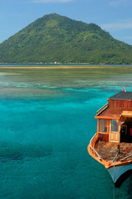 Il profilo inconfondibile dell’isola di Manado Tua col suo perfetto cono vulcanico