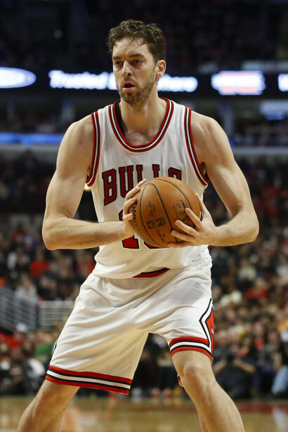 Gasol busca un compañero al que pasar la bola