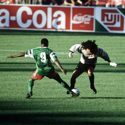 Il portiere René Higuita durante un'azione