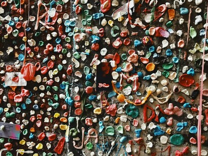 Chewing-gums : pâtes élastiques contenant des polymères synthétiques et du plastic issu du pétrole