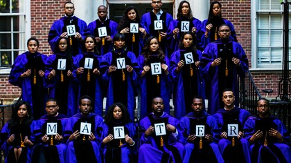 Turma de formandos se manifesta em favor do movimento Black Lives Matter. Em 2014, com a ascensão do movimento Black Lives Matter (BLM) após o assassinato de Michael Brown em Ferguson, o termo woke começou a ser amplamente adotado fora de seus contextos originais, simbolizando uma nova consciência sobre as desigualdades raciais e sociais