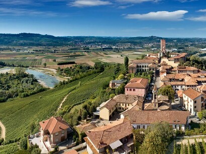 Barbaresco, la magia del volo, Langhe, provincia di Cuneo, Piemonte, Italia