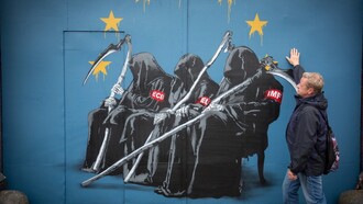 Mural de crítica a la Unión Europea y otras grandes instituciones internacionales