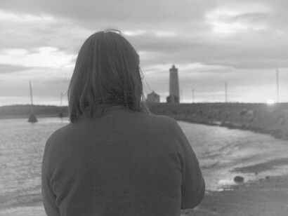 Faro en la orilla del mar en Seltjarnarnes, Islandia