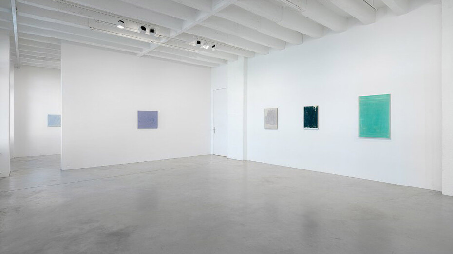 John Zurier, along – between, exhibition view. Courtesy of the artist and Galerie Nordenhake Berlin, Stockholm, Mexico City