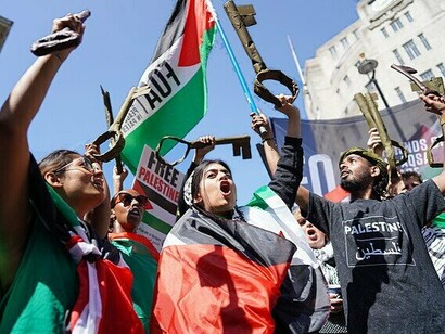 Drapeaux et clés levés au ciel, symbole d’un peuple en lutte pour mémoire, terre et dignité
