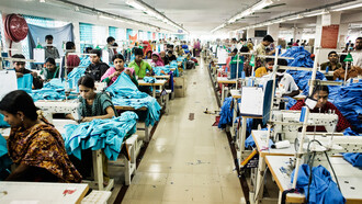Trabajadores de la industria textil en Bangladesh en condiciones laborales precarias