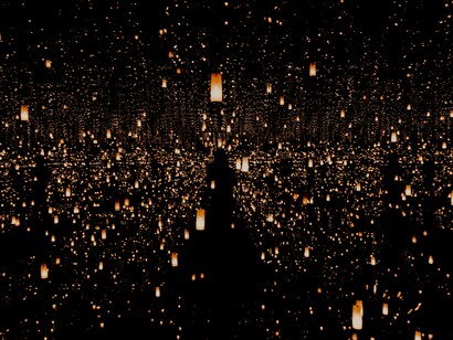 Millones de haces y puntos de luz, metáfora de la interconexión cibernética-neuronal global