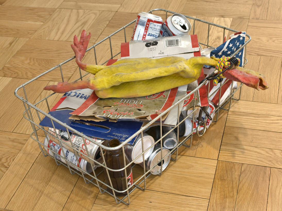 Cady Noland, Chicken in a Basket, 1989, Mixed media (wire basket, rubber chicken, beer cans, etc.), 7.5 x 19.5 x 12 inches, 19.1 x 49.5 x 30.5 cm, © Cady Noland, Courtesy Skarstedt
