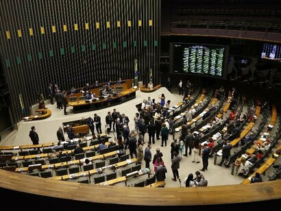 O Plenário da Câmara dos Deputados reúne parlamentares e participantes durante uma sessão, em uma perspectiva que revela a dimensão do espaço legislativo. A atuação do Congresso integra a arquitetura institucional por meio da qual recursos públicos são direcionados para diferentes demandas da sociedade