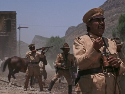 Costumi di scena. L’uso dei costumi, del trucco e degli effetti speciali, allo stesso modo, è maniacale fin nei minimi dettagli, con grande attenzione rivolta alla resa visiva dell’impatto dei proiettili