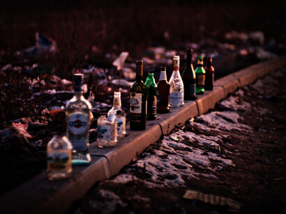 Botellas de alcohol abandonadas en la acera