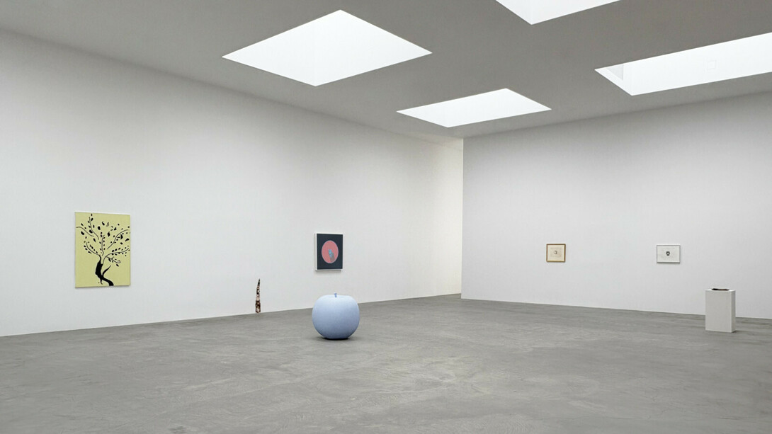 Various artists, Cats and apples, exhibition view. Courtesy of Matthew Marks Gallery