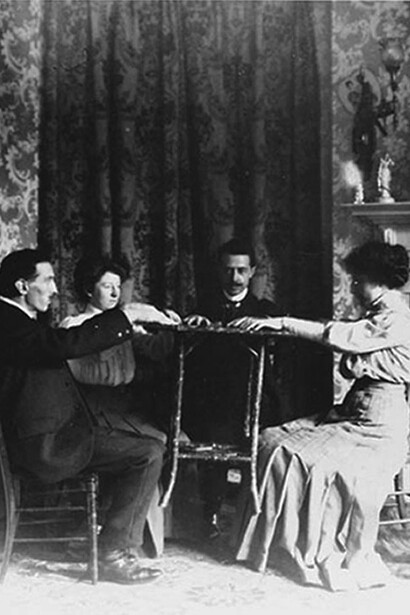 William S. Marriott hace levitar una mesa durante una sesión de espiritismo